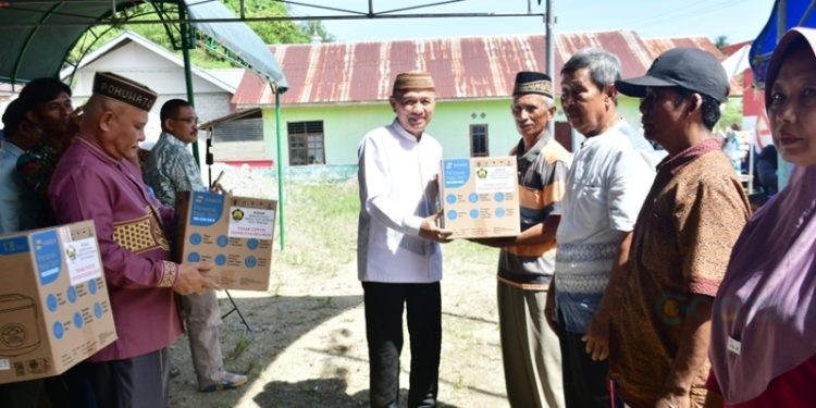 Bupati Pohuwato, Saipul Mbuinga, menyerahkan bantuan alat masak kepada masyarakat Panca Karsa 1, Selasa (06/13/2024) (Foto Iwan Karim)
