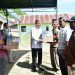 Bupati Pohuwato, Saipul Mbuinga, menyerahkan bantuan alat masak kepada masyarakat Panca Karsa 1, Selasa (06/13/2024) (Foto Iwan Karim)
