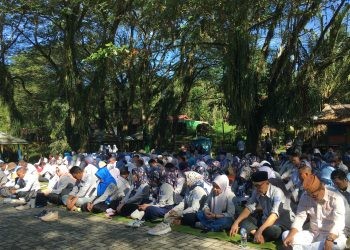 Pemerintah Kabupaten Bone Bolango menggelar doa dan Tausiyah Akhir Tahun 2024 dirangkaikan dengan Family Gathering yang dilaksanakan di Objek Wisata Lombongo, Senin (30/12/2024). (Foto Indra/Gopos)