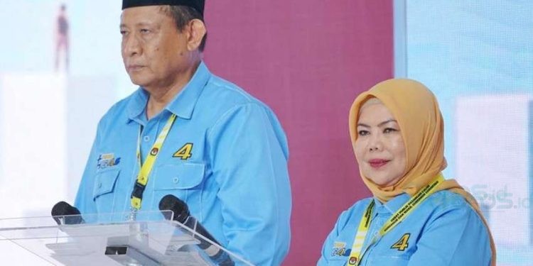 Pasangan Gusnar Ismail-Idah Syahidah saat mengikuti debat kandidat Gubernur-Wakil Gubernur Gorontalo yang diselenggarakan KPU Provinsi Gorontalo.