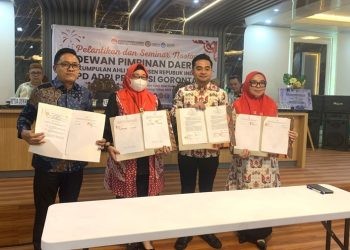 HIPMI Gorontalo bersama pimpinan tiga perguruan tinggi di Gorontalo usai penandatanganan nota kesepahaman kerja sama.(Foto Rama/Gopos)