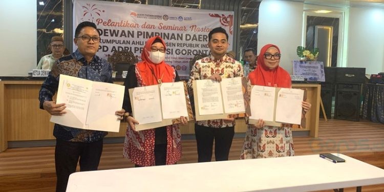 HIPMI Gorontalo bersama pimpinan tiga perguruan tinggi di Gorontalo usai penandatanganan nota kesepahaman kerja sama.(Foto Rama/Gopos)