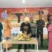 Bupati Merlan S. Uloli saat melakukan pemotongan tumpeng buah pada perayaan Hari Ulang Tahun (HUT) ke-25 Dharma Wanita Persatuan (DWP) yang dilaksanakan di Bandayo Li Mbui, Kecamatan Kabila, Jumat (13/12/2024). (Foto Indra/Gopos)