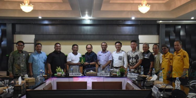 Pemkab Gorontalo bersama saat menerima kunjungan monitoring Kepala BPSDMD Sulut, Marhaen R.Tumiwa bersama jajaran. (Foto Humas)
