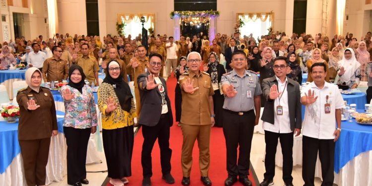 Pj. Gubernur Gorontalo Rudy Salahuddin membuka acara Balai Guru Penggerak (BGP) Provinsi Gorontalo yang bertemakan, “Pecegahan dan Penanganan Tindak Kekerasan di Satuan Pendidikan serta Pemberdayaan Guru BK” di Grand Palace Convention Centre Kota Gorontalo (Foto. Nova Kominfo Provinsi Gorontalo)