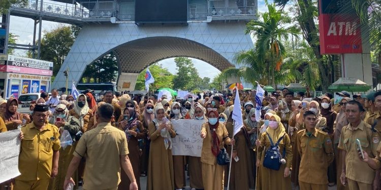 Breaking News: Ratusan Aparat Desa Padati DPRD, Tuntut Kesejahteraan