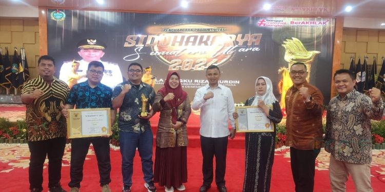 Disnaker Asahan Terima Anugerah Siddhakarya dan Lencana Pembina Produktivitas 2024