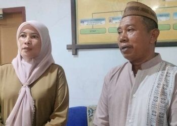 Lani Laiya (kiri) Selaku Sekretaris Kelurahan saat dikonfirmasi awak media, Senin siang (2-12-2024).