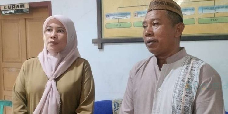 Lani Laiya (kiri) Selaku Sekretaris Kelurahan saat dikonfirmasi awak media, Senin siang (2-12-2024).