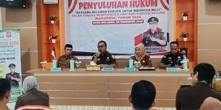 Kejaksaan Negeri (Kejari) Bone Bolango menggelar penyuluhan hukum kepada masyarakat dan perangkat desa di Kantor Desa Toto Utara, Kecamatan Tilongkabila pada, Senin 9 Desember 2024. 