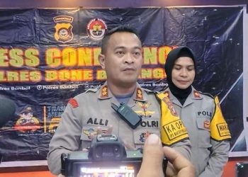 Kapolres Bone Bolango, AKBP Muhammad Alli (kiri) ditemani Wakapolres Bone Bolango, Kompol Karsum Ahmad (kanan) saat melaksanakan Konferensi pers. (Putra/Gopos)