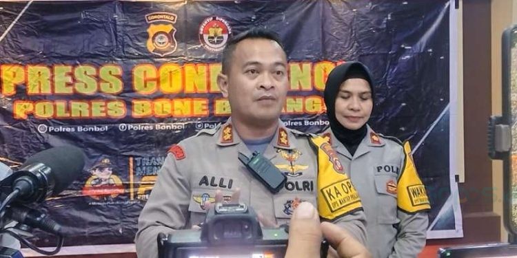 Kapolres Bone Bolango, AKBP Muhammad Alli (kiri) ditemani Wakapolres Bone Bolango, Kompol Karsum Ahmad (kanan) saat melaksanakan Konferensi pers. (Putra/Gopos)