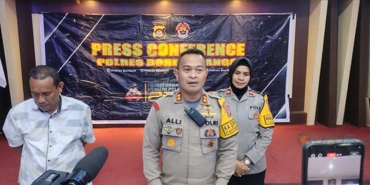 Kapolres Bone Bolango, AKBP Muhammad Alli saat konferensi pers, Selasa (17-12-2024).
