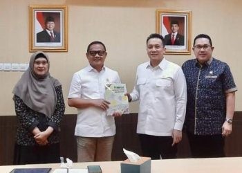 Ketua DPRD Kota Gorontalo Irwan Hunawa ketika disambut pejabat Kementerian Lingkungan Hidup.(foto Humas Dekot)