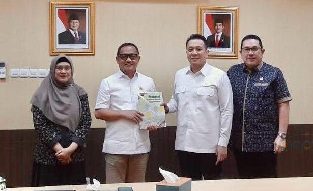 Ketua DPRD Kota Gorontalo Irwan Hunawa ketika disambut pejabat Kementerian Lingkungan Hidup.(foto Humas Dekot)