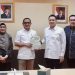 Ketua DPRD Kota Gorontalo Irwan Hunawa ketika disambut pejabat Kementerian Lingkungan Hidup.(foto Humas Dekot)