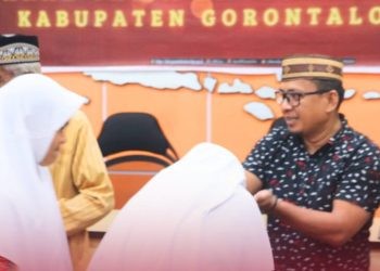 Ketua KPU Gorut Sofyan Jakfar saat menyerahkan santunan kepada anak yatim sebagai bentuk rasa syukur atas suksesnya penyelenggaraan Pilkada Serentak 2024.(foto KPU)