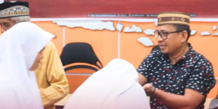 Ketua KPU Gorut Sofyan Jakfar saat menyerahkan santunan kepada anak yatim sebagai bentuk rasa syukur atas suksesnya penyelenggaraan Pilkada Serentak 2024.(foto KPU)