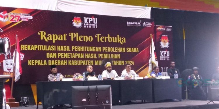 Komisioner KPU Kabupaten Mimika saat menetapkan hasil rekapitulasi pilkada 2024 di GOR Futsal Timika. (ANTARA/Agustina Estevani Janggo)