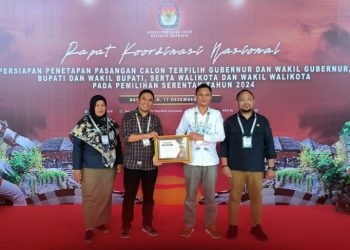 Anggota KPU Kota Gorontalo Ramli Ondang Djau, Muhammadun Basar Laba bersama staf saat menerima penghargaan dari
KPU RI di Bali (Foto Humas KPU)