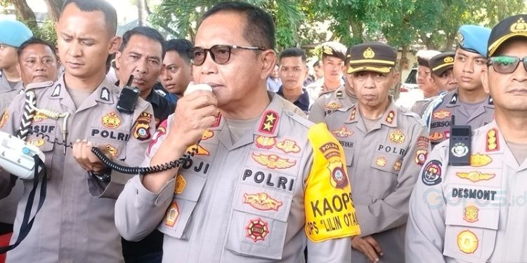 Kapolda Gorontalo Irjen Pol Pudji Prasetijanto Hadi saat menyambut aksi solidaritas para jurnalis di depan Polda Gorontalo, Selasa (24/12/2024).(Foto Putra Gopos)