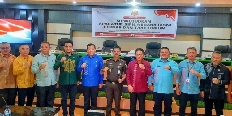 Pemerintah Kabupaten Gorontalo bersama Kejari pada kegiatan sosialisasi mewujudkan ASN cerdas dan taat hukum. (Foto Humas)