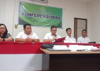 Kepala Kejari Kotamobagu Elwin Agustian Khahar saat jumpa pers terkait penetapan oknum Kadis PMD Bolmong sebagai tersangka kasus pemerasan.