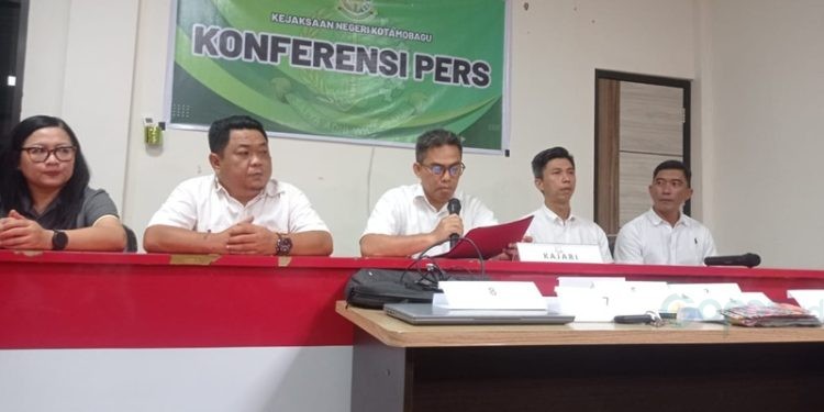 Kepala Kejari Kotamobagu Elwin Agustian Khahar saat jumpa pers terkait penetapan oknum Kadis PMD Bolmong sebagai tersangka kasus pemerasan.