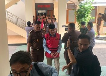 Suasana di depan ruang Pidsus Kejati Gorontalo terlihat pejabat Pemprov Gorontalo mengenakan rompi tersangka korupsi berwarna merah khas Kejaksaan, Kamis (5/12/2024).(Foto Rama Gopos)