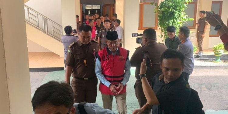 Suasana di depan ruang Pidsus Kejati Gorontalo terlihat pejabat Pemprov Gorontalo mengenakan rompi tersangka korupsi berwarna merah khas Kejaksaan, Kamis (5/12/2024).(Foto Rama Gopos)
