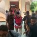 Suasana di depan ruang Pidsus Kejati Gorontalo terlihat pejabat Pemprov Gorontalo mengenakan rompi tersangka korupsi berwarna merah khas Kejaksaan, Kamis (5/12/2024).(Foto Rama Gopos)