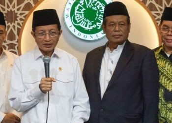 Menteri Agama Nasaruddin Umar (kedua kiri) didampingi Wakil Menteri Agama Muhammad Syafi'i (kiri), Wakil Ketua Umum DP MUI Marsudi Syuhud (ketiga kanan) dan Sekretaris Jenderal DP MUI Amirsyah Tambunan (kanan) memberikan keterangan usai menghadiri rapat Dewan Pimpinan Majelis Ulama Indonesia (MUI) di Kantor MUI Pusat, Jakarta, Selasa (19/11/2024). ANTARA FOTO/Aditya Nugroho/Spt.