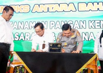 Menteri Pertanian (Mentan) Andi Amran Sulaiman (kiri) menyaksikan penandatanganan kerja sama antara Baharkam dan Direktorat Jenderal Tanaman Pangan Kementan dan Direktorat Jenderal Prasarana dan Sarana Pertanian Kementan di sela Rapat Kerja Teknis (Rakernis) Badan Pemelihara Keamanan (Baharkam) Polri di Cianjur, Jawa Barat, Rabu (18/12/2024). ANTARA/HO-Humas Kementan