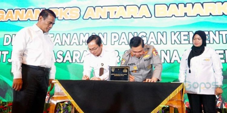 Menteri Pertanian (Mentan) Andi Amran Sulaiman (kiri) menyaksikan penandatanganan kerja sama antara Baharkam dan Direktorat Jenderal Tanaman Pangan Kementan dan Direktorat Jenderal Prasarana dan Sarana Pertanian Kementan di sela Rapat Kerja Teknis (Rakernis) Badan Pemelihara Keamanan (Baharkam) Polri di Cianjur, Jawa Barat, Rabu (18/12/2024). ANTARA/HO-Humas Kementan