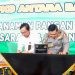 Menteri Pertanian (Mentan) Andi Amran Sulaiman (kiri) menyaksikan penandatanganan kerja sama antara Baharkam dan Direktorat Jenderal Tanaman Pangan Kementan dan Direktorat Jenderal Prasarana dan Sarana Pertanian Kementan di sela Rapat Kerja Teknis (Rakernis) Badan Pemelihara Keamanan (Baharkam) Polri di Cianjur, Jawa Barat, Rabu (18/12/2024). ANTARA/HO-Humas Kementan