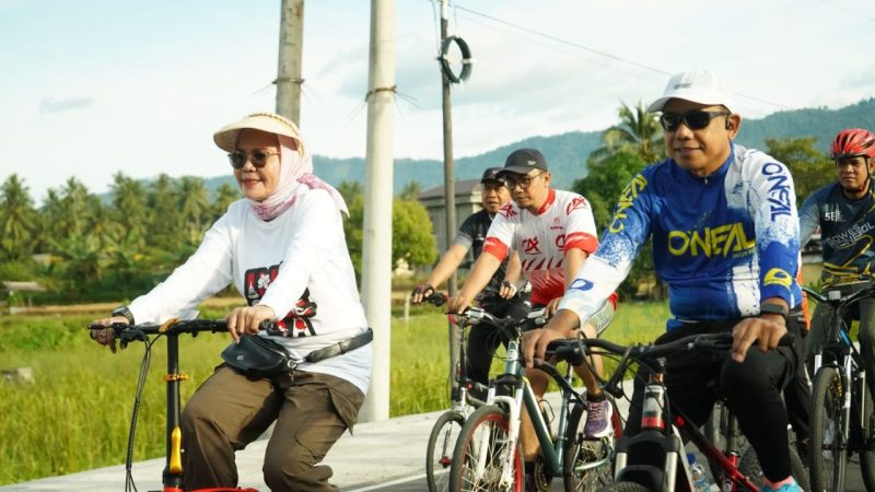 Bupati Merlan S. Uloli saat melakukan gowes bersama pada Pencanangan Ragam Kegiatan menyambut Hari Patriotik dan HUT Bone Bolango ke-22 di Danau Perintis Suwawa, Jumat (20/12/2024). (Foto Onal/Prokopim)