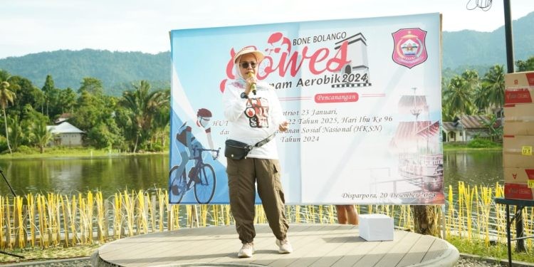 Bupati Merlan S. Uloli saat memberikan sambutan pada Pencanangan Ragam Kegiatan menyambut Hari Patriotik dan HUT Bone Bolango ke-22 di Danau Perintis Suwawa, Jumat (20/12/2024). (Foto Onal/Prokopim)