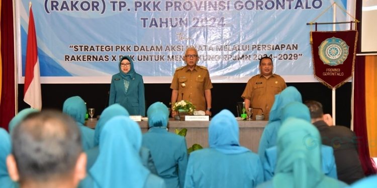 Pj Gubernur Gorontalo Rudy Salahuddin didampingi Ketua PKK Provinsi Gorontalo Djoewiati Kentjana Soebrata dan Kepala Dinas Dukcapil-PMD Reflin Buata, saat menghadiri kegiatan Rapat Koordinasi (Rakor) TP-PKK Provinsi Gorontalo tahun 2024, yang dilaksanakan di Ballroom Hotel Grand-Q, Senin, (2/12/2024). (Foto–Nova Diskominfotik)