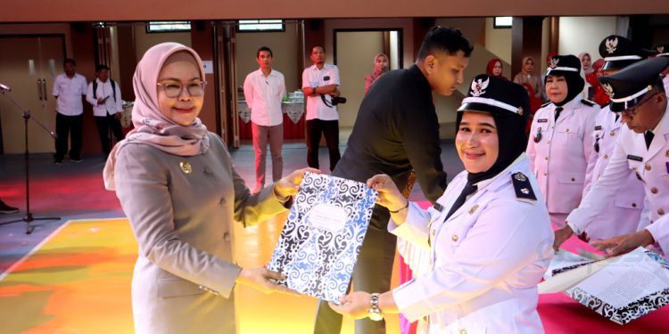Bupati Merlan S. Uloli saat melantik 147 Kades di Kabupaten Bone Bolango untuk perpanjangan masa jabatan Kepala Desa di GOR Oginawa Suwawa, Rabu (19/06/2024). (Foto AKP/Diskominfo)