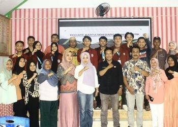 Mahasiswa dan Dosen Pembimbing KKN-TI di Desa Sukamaju berpose bersama dengan masyarakat Desa Sukamaju dalam kegiatan pelatihan pengolahan sampah platik dan edukasi lingkungan