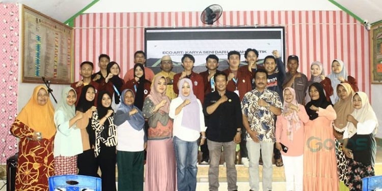 Mahasiswa dan Dosen Pembimbing KKN-TI di Desa Sukamaju berpose bersama dengan masyarakat Desa Sukamaju dalam kegiatan pelatihan pengolahan sampah platik dan edukasi lingkungan