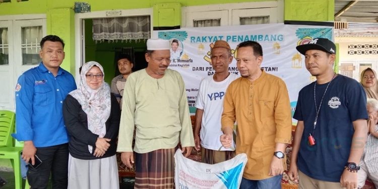 Sejumlah petani mendapat bantuan pupuk dari pelaku usaha tambang Buntulia, Jumat (13/12/2024)