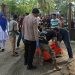 Petugas Kepolisian mengevakuasi jasad seorang pria yang ditemukan tak bernyawa di depan SDIT Permata Umat Isimu, Kecamatan Tibawa, Kabupaten Gorontalo, Kamis (12/12/2024)