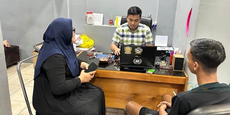 Petugas Sat Reskrim Polresta Gorontalo Kota melakukan pemeriksaan terhadap RFY, tersangka penikaman terhadap MAM alias Azar, warga Tomulabutao Selatan, Kecamatan Dungingi Kota Gorontalo