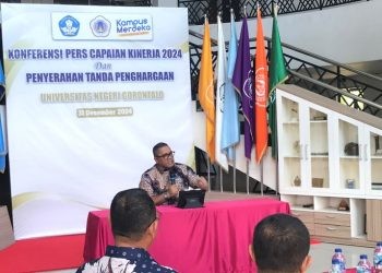 Rektor UNG Prof Eduart Wolok pada jumpa pers terkait capaian UNG sepanjang tahun 2024.(Foto Rama Gopos)