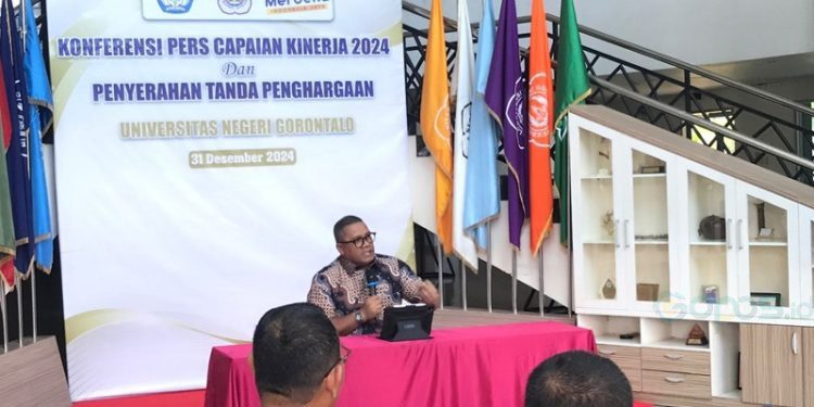 Rektor UNG Prof Eduart Wolok pada jumpa pers terkait capaian UNG sepanjang tahun 2024.(Foto Rama Gopos)