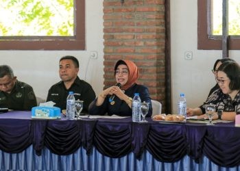 Wakil Bupati Pohuwato, Suharsi Igirisa, memberikan sambutan kegiatan evaluasi capaian kinerja Readsi, Kamis (5/12/2024) (Foto Humas Pemda)