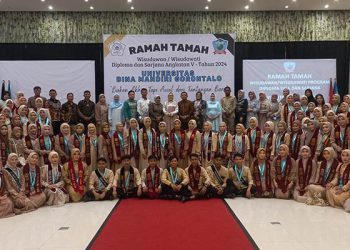 Segenap pimpinan UBM Gorontalo berpose bersama dengan para calon wisudawan/wisudawati angkatan V tahun 2024, Kamis (12/12/2024)