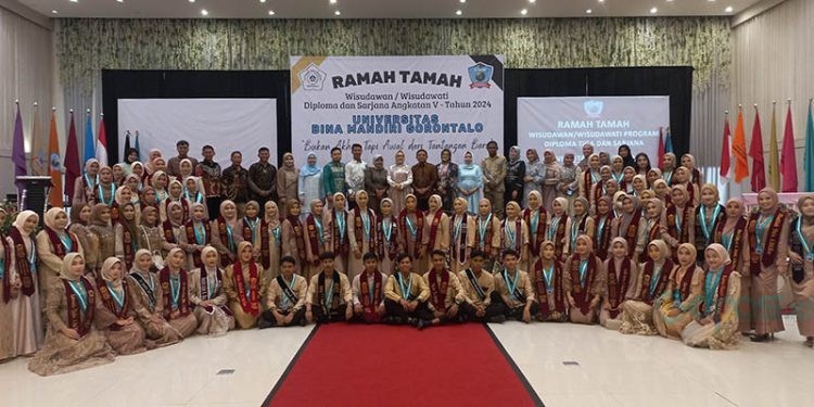 Segenap pimpinan UBM Gorontalo berpose bersama dengan para calon wisudawan/wisudawati angkatan V tahun 2024, Kamis (12/12/2024)