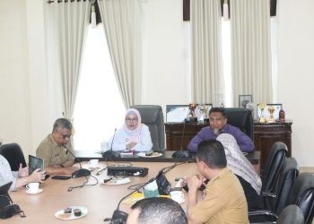 Bupati Merlan S. Uloli saat menerima tim pemuktahiran Gorontalo Satu Data yang dipimpin oleh Kepala Badan Pengembangan Sumber Daya Manusia (BPSDM) Provinsi Gorontalo, Budiyanto Sidiki di Ruang Rapat Bupati, Selasa (3/12/2024). (Foto Yudi/Prokopim)